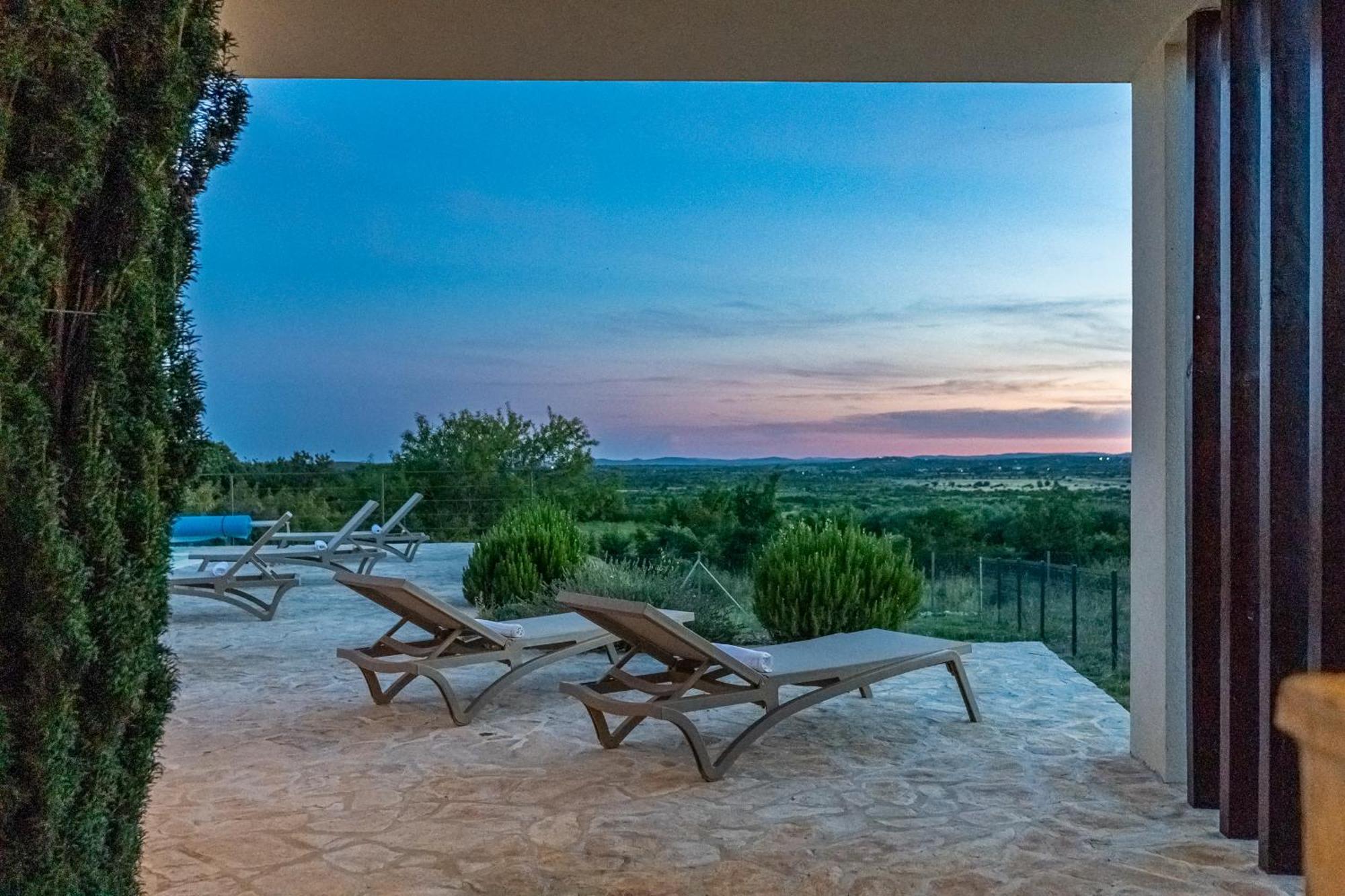 Villa T, Spacious With Heated Pool, Hot Tub & Sauna Rastevic Экстерьер фото