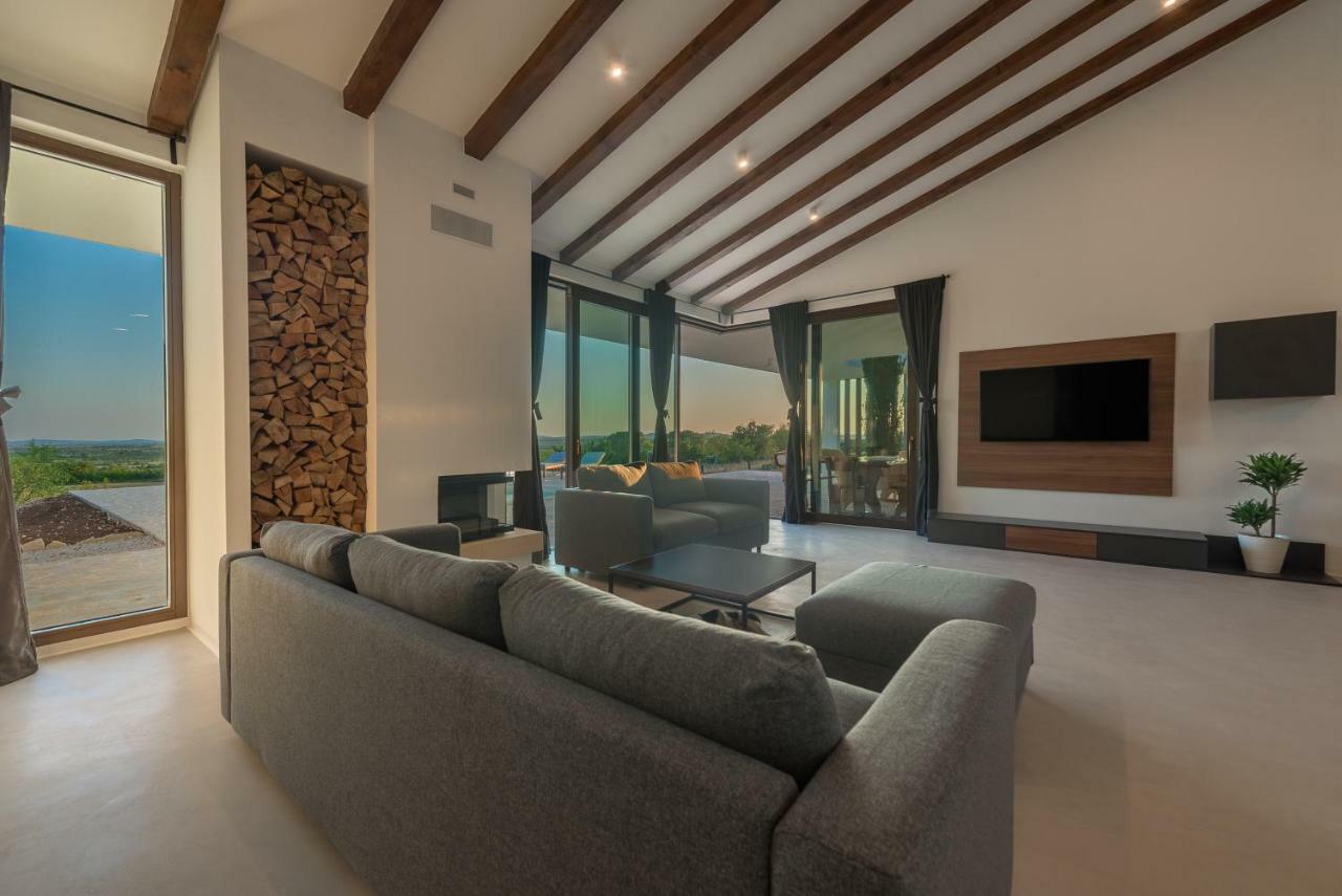 Villa T, Spacious With Heated Pool, Hot Tub & Sauna Rastevic Экстерьер фото